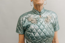 Load image into Gallery viewer, Close up view of neck line and front closure of 122 Hong Kong Cheongsam.
