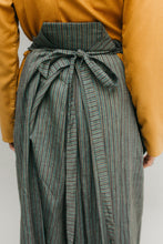 Load image into Gallery viewer, Close up photo of backboard and tie of pants.
