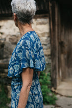 Load image into Gallery viewer, Close up photo of back/shoulder of beach pyjamas shawl collar
