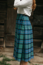 Load image into Gallery viewer, Close up photo of side closure on kilt skirt.
