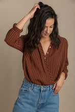 Load image into Gallery viewer, Chemise croisée Jane
