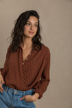 Load image into Gallery viewer, Chemise croisée Jane
