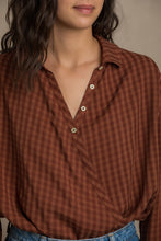 Load image into Gallery viewer, Chemise croisée Jane
