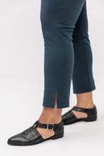 Load image into Gallery viewer, Trousers with a vent sewing pattern

