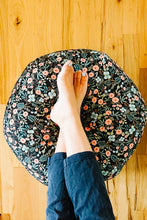 Load image into Gallery viewer, Floor Pouf Sewing Pattern
