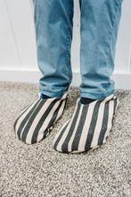 Load image into Gallery viewer, Men Slipper Sewing Pattern

